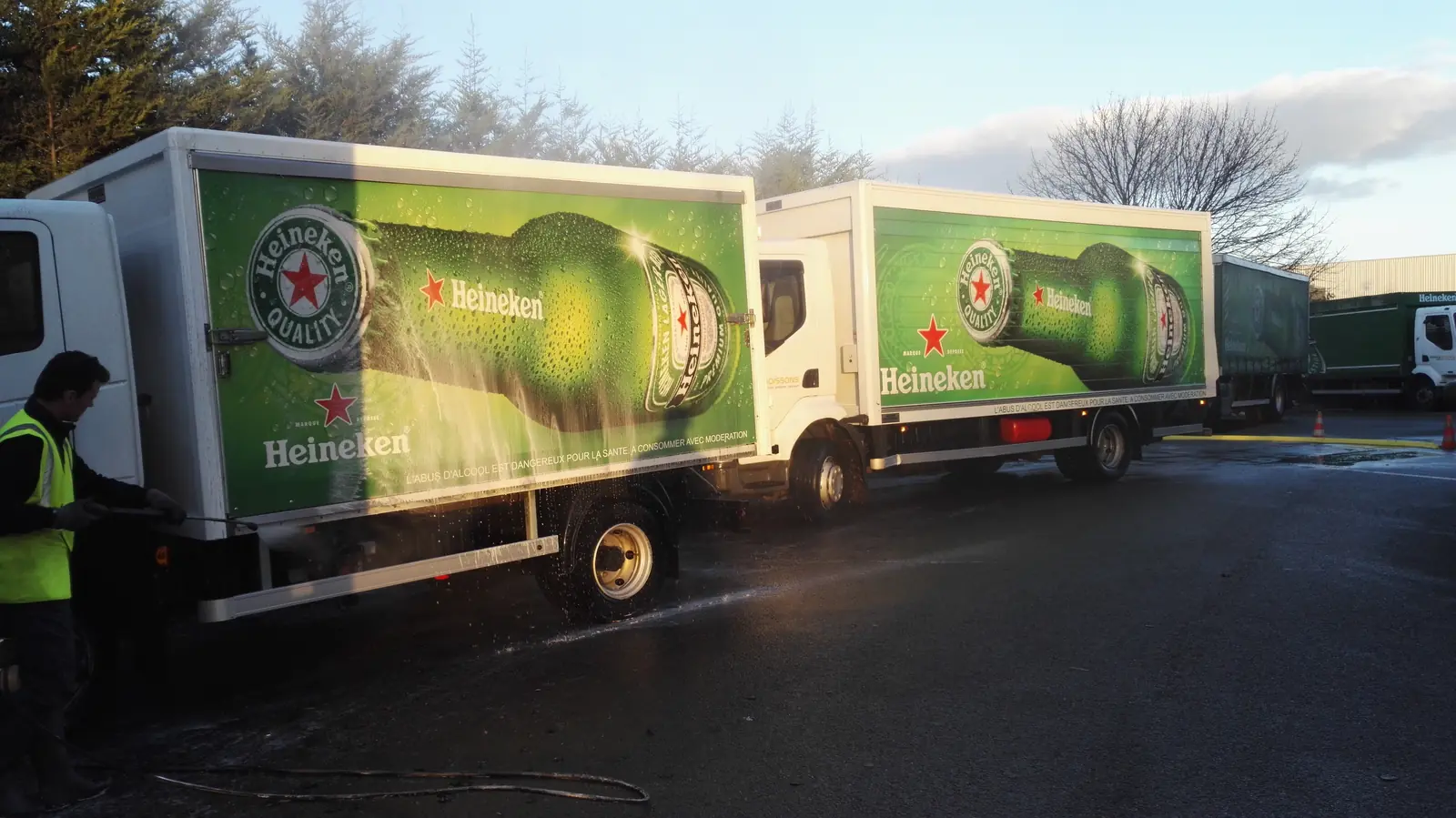 Lavage de deux camions de distribution de boissons sur site