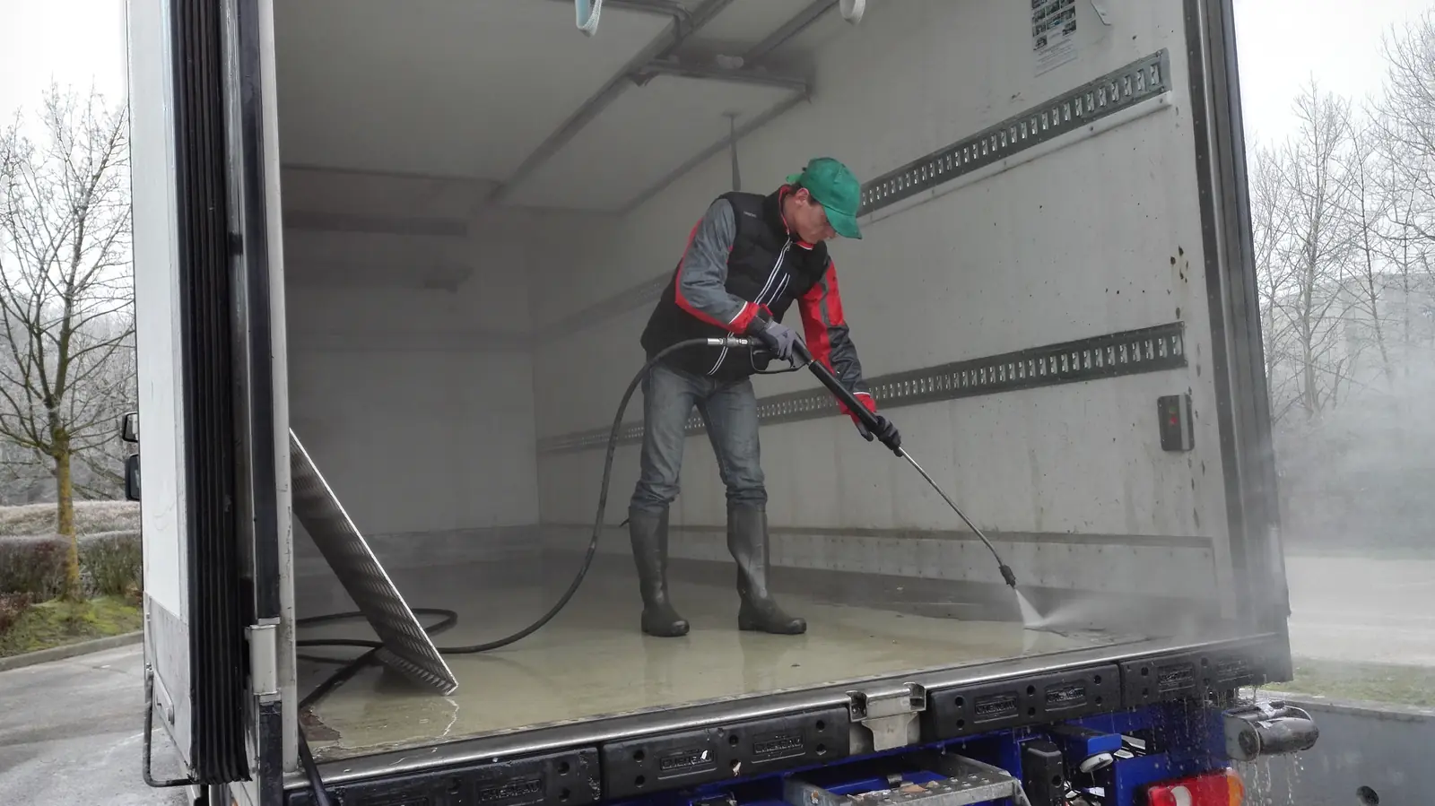 Lavage de l'intérieur d'une caisse de camion frigorifique sur site
