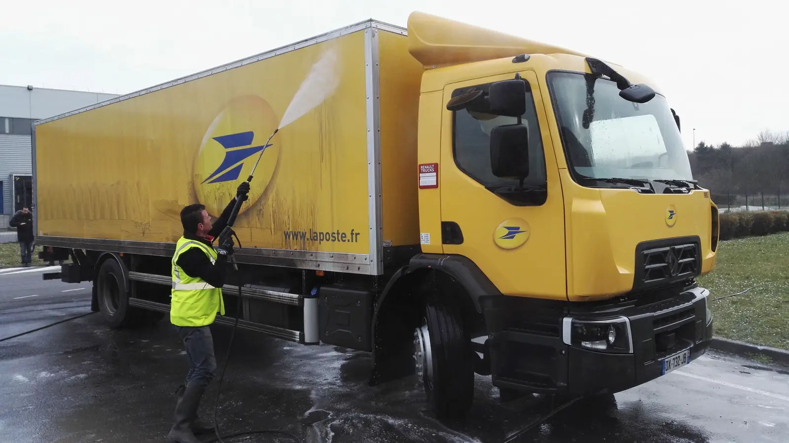 Lavage au jet haute pression de la cabine d'un porteur de flotte sur site