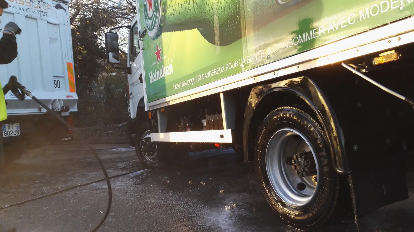 Lavage haute pression des roues d'un poids lourd sur site client