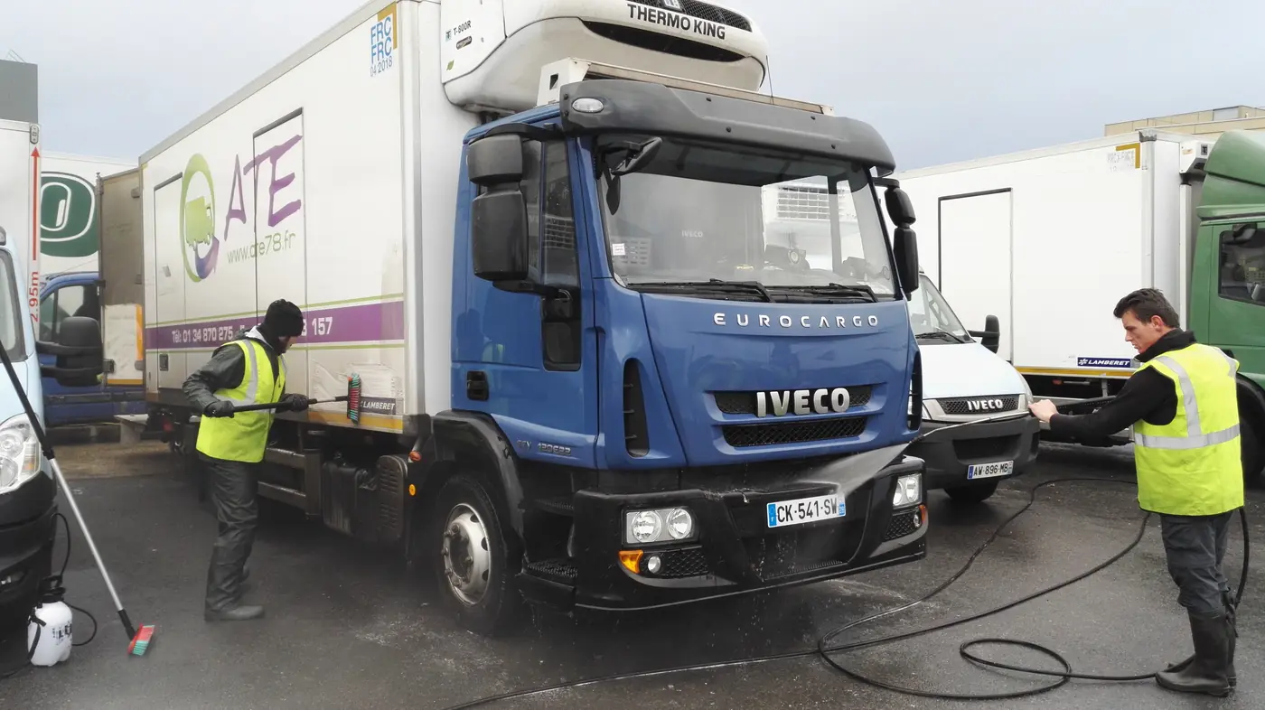 Nettoyage de la calandre d'un camion Iveco Eurocargo sur un dépôt