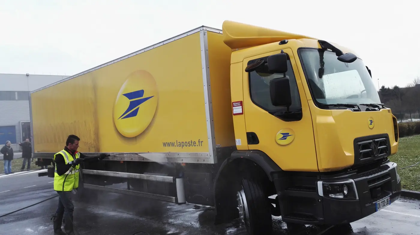 Lavage au jet haute pression de la caisse d'un camion de livraison