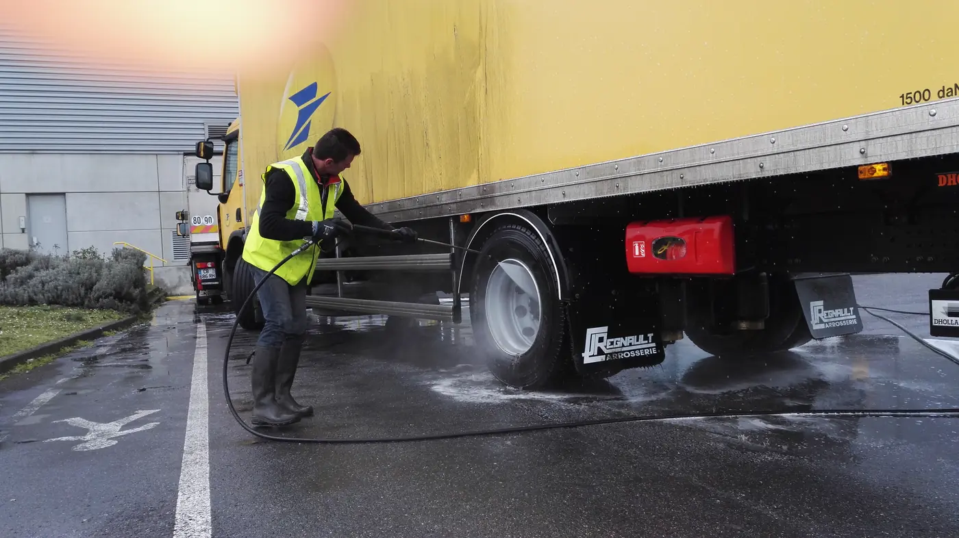 Brossage de la caisse d'un poids lourd La Poste sur site