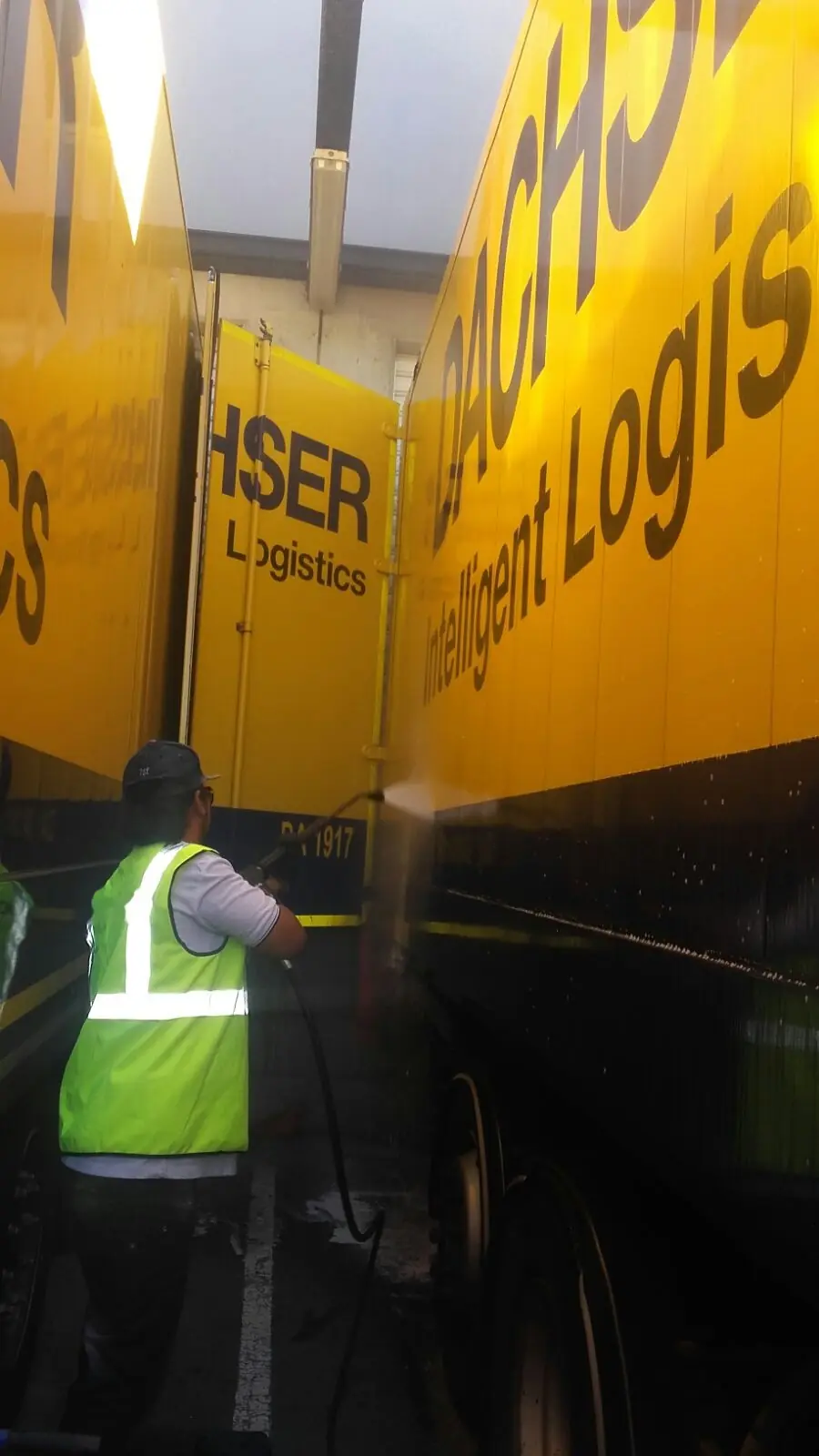 Lavage de semi-remorques de flotte logistique entre deux tournées