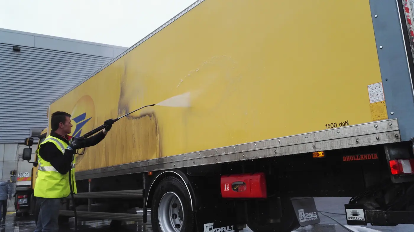 Nettoyage de la cabine d'un camion de distribution de boissons