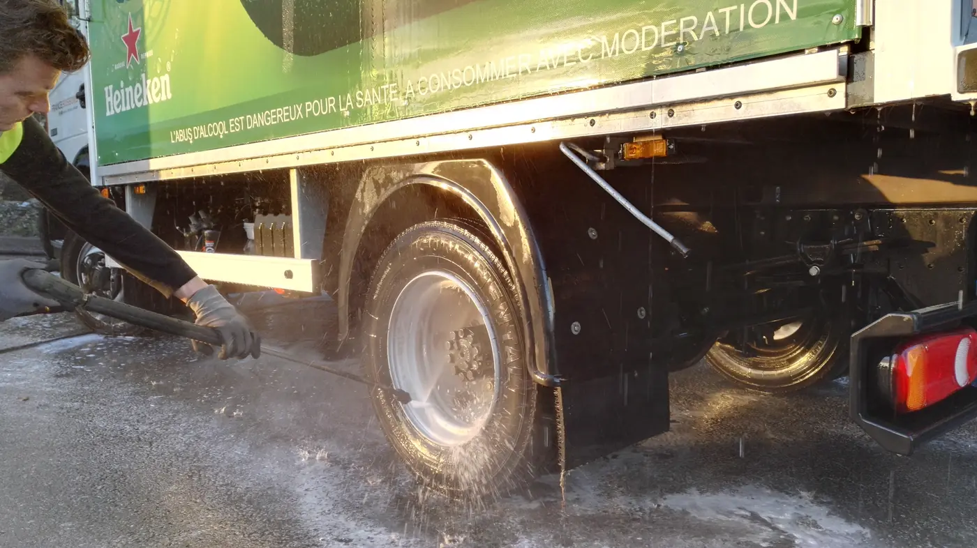 Lavage d'un camion de flotte professionnelle directement sur le site du client